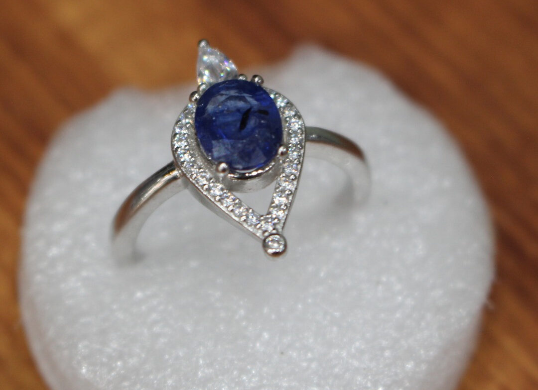 Sapphire stone ring featuring a deep blue, oval-cut gemstone set in Italian 925 rhodium-plated silver. A luminous, hypoallergenic design symbolizing wisdom, emotional clarity, and timeless elegance.