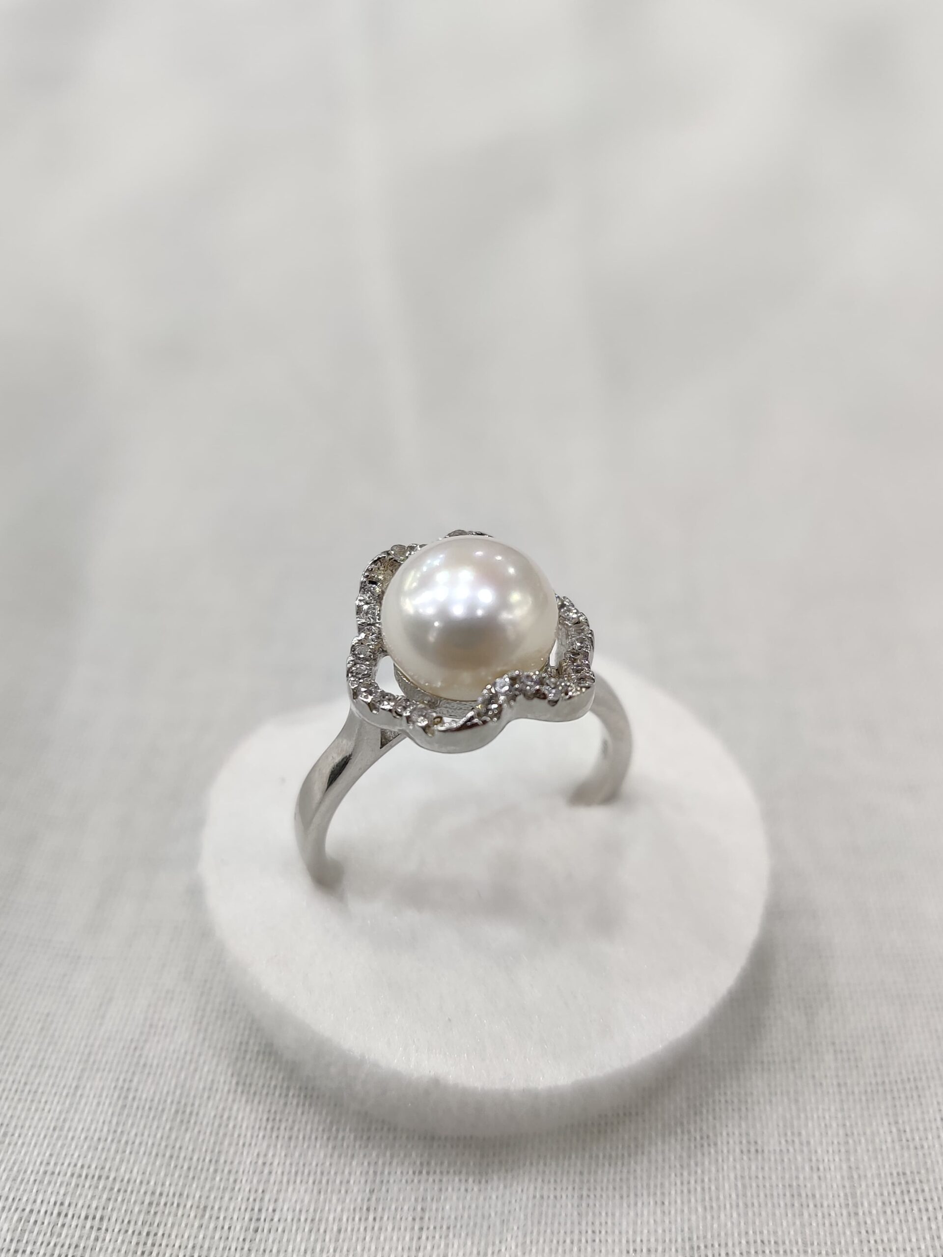 “Elegant freshwater pearl ring set in rhodium silver, symbolizing emotional healing and timeless beauty.”